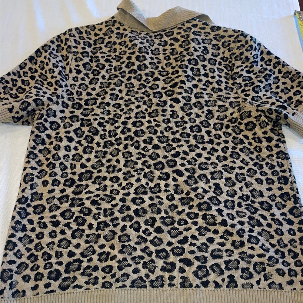 2711002 Anthropologie Leopard Print V-neck Polo EUC - Picture 8 of 8